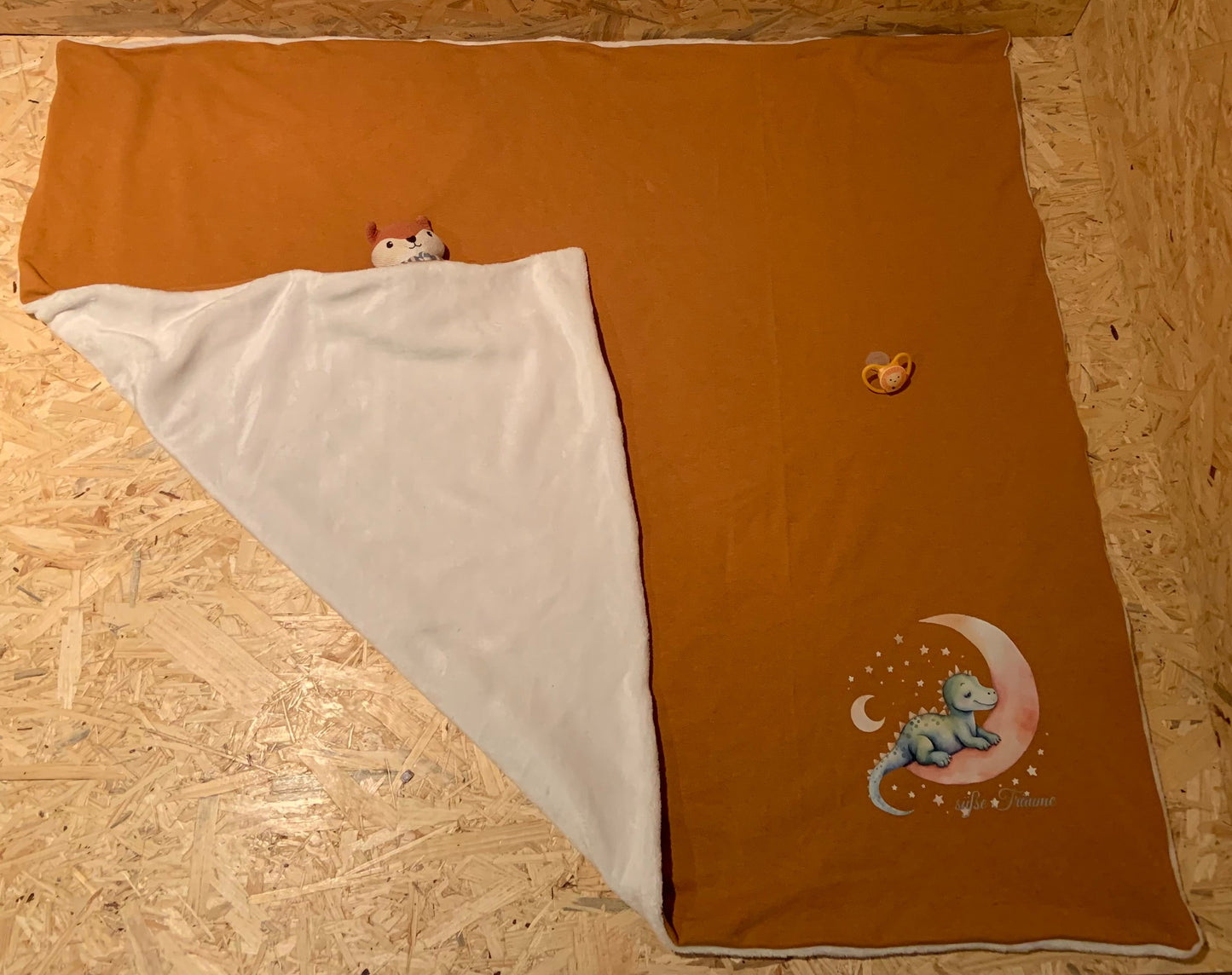 Kuscheldecke „Süße Träume“ – Dino-Motiv, Unikat