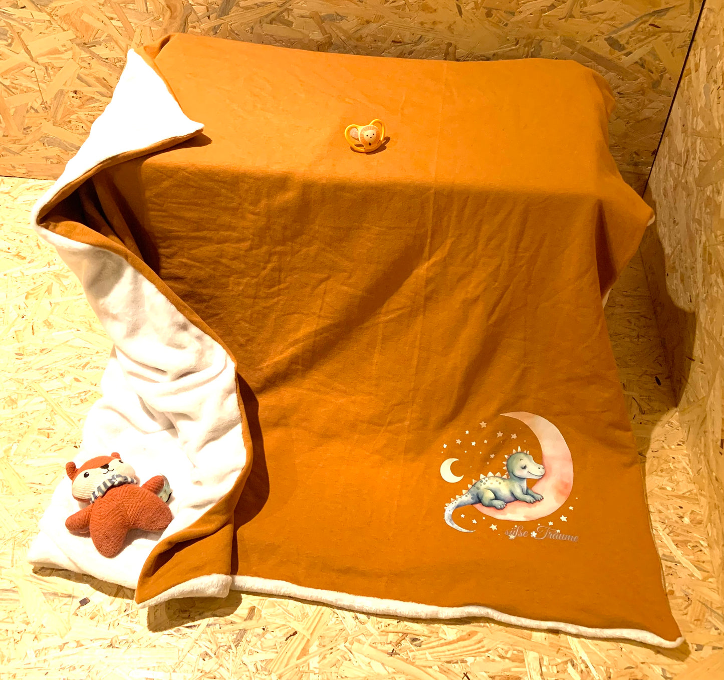 Kuscheldecke „Süße Träume“ – Dino-Motiv, Unikat